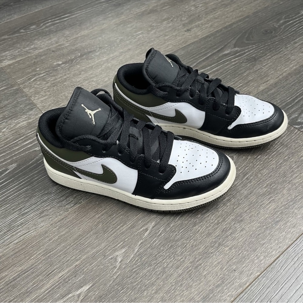 Nike Air Jordan 1 Low Black Toe Medium Olive
Green Shoe 553558 Size 3.5Y